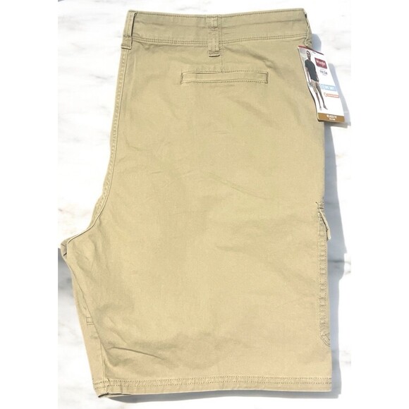 Wrangler Men’s Cargo Shorts 46x10 Khaki Stretch Tech Pocket Relaxed Fit NWT - Picture 4 of 4